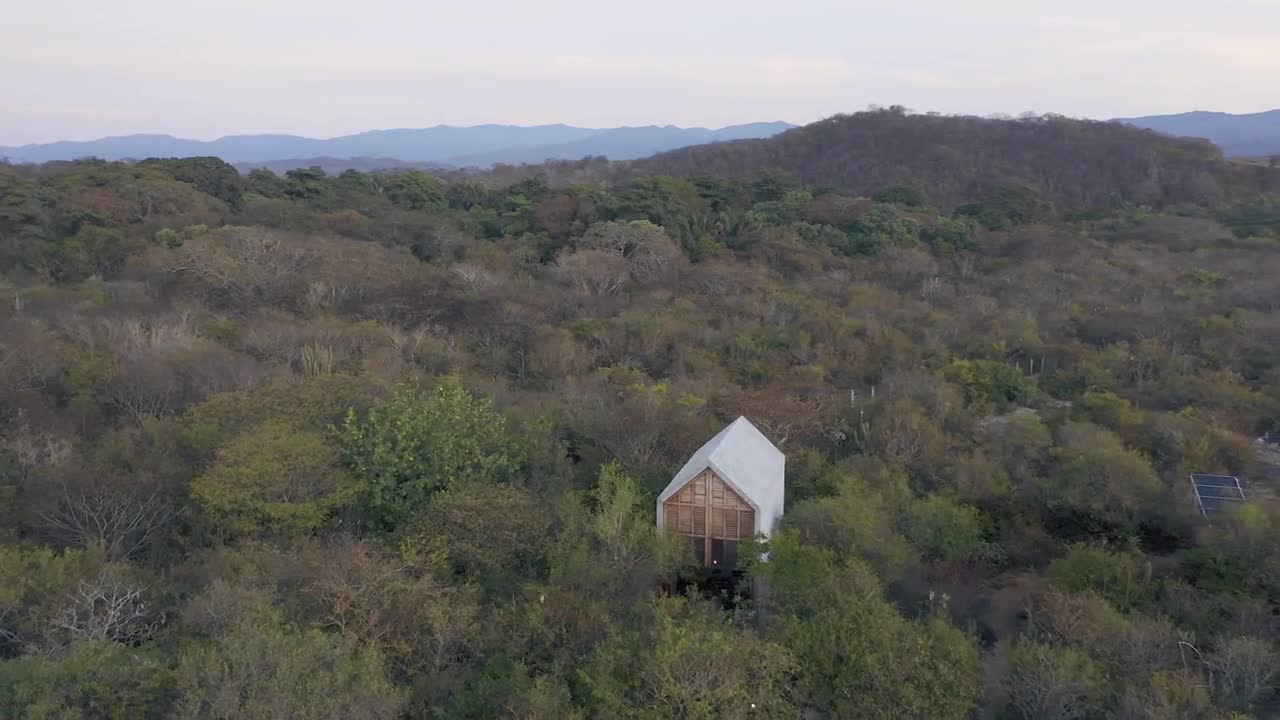 Vista aérea ilustrativa de una casa rural terminada